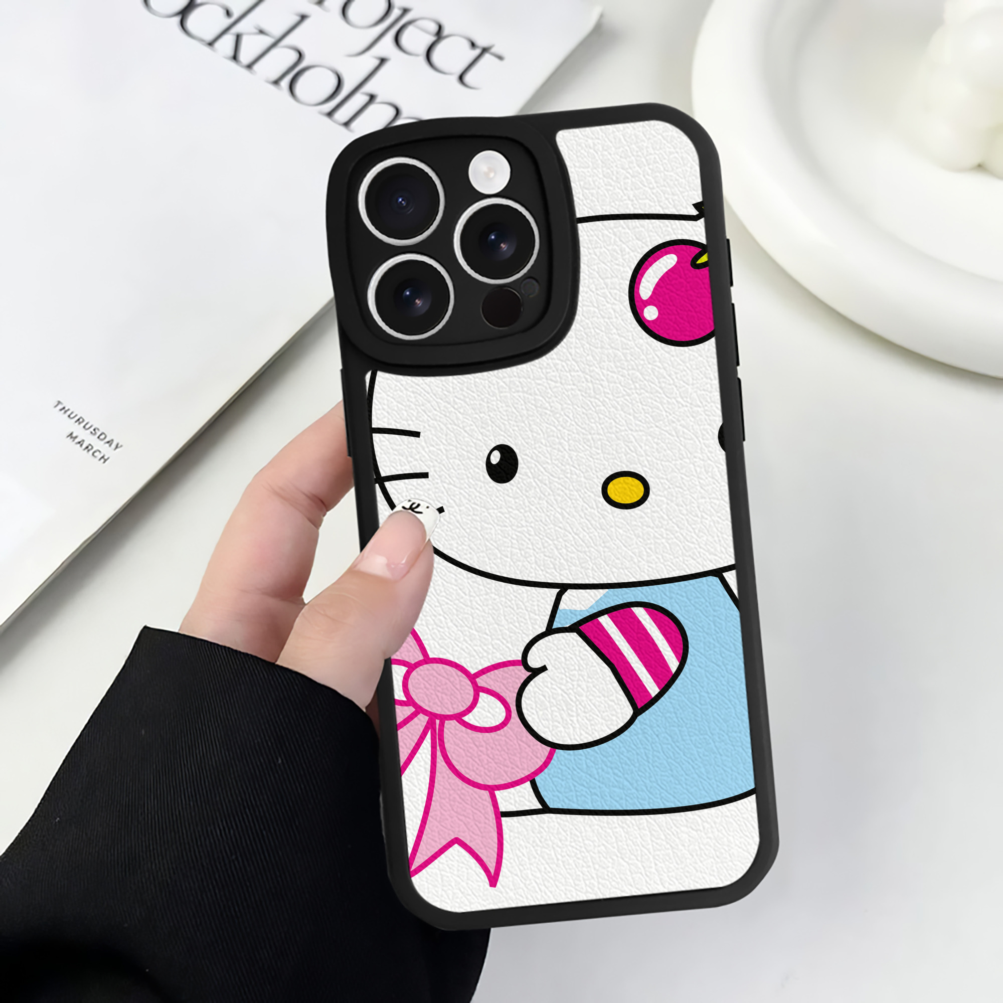 （画像用） Hello Kitty ハローキティ 【iPhone 16シリーズ対応】シリコンスマホケース（レザー調） 材質：シリコン